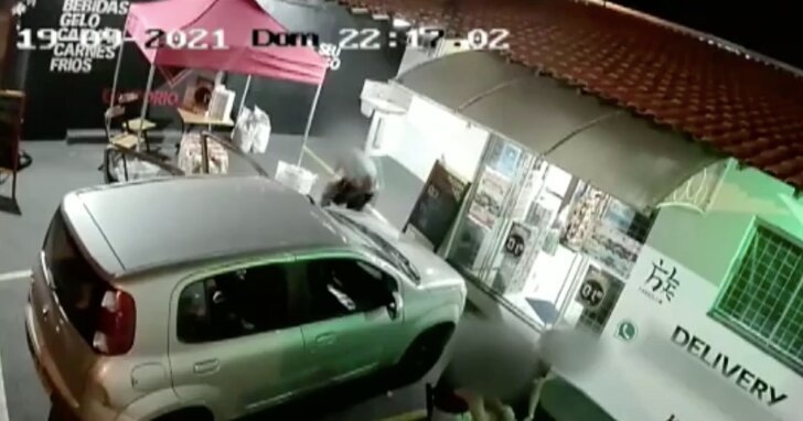 Dois dias depois da agressão, a vítima registrou boletim de ocorrência na Delegacia de Defesa da Mulher e conseguiu uma medida protetiva de urgência