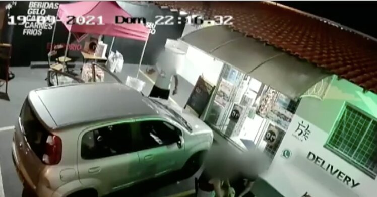 O homem de 39 anos dá um tapa e derruba a mulher grávida e a filha de dois anos no chão