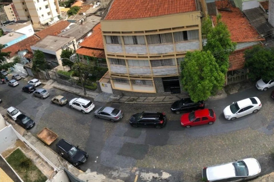 Carros dão volta em quarteirão na rua Silva Jardim, esquina com Sapucaí, para posto de gasolina