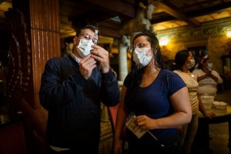 Secretário Daniel Soranz vacina cariocas no Theatro Municipal