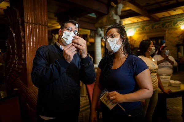 Secretário Daniel Soranz vacina cariocas no Theatro Municipal