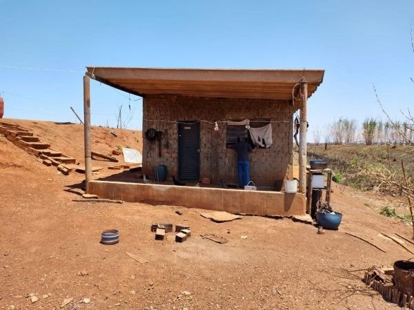 Habitação precária onde vítimas de trabalho escravo podiam dormir