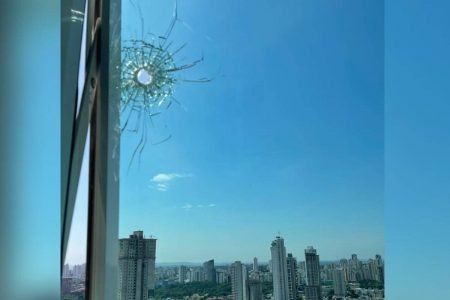bala perdida atinge janela de prédio em goiânia