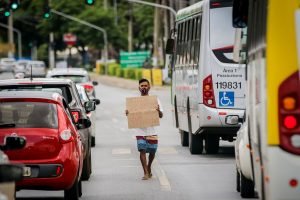 Venezuelano pede ajuda no semáforo