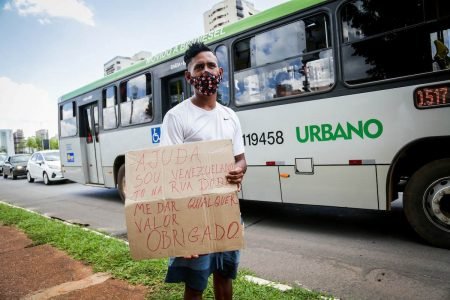 Venezuelano pede ajuda no semáforo