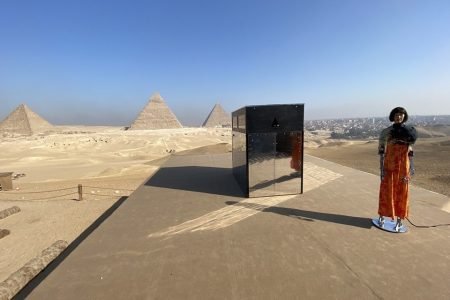 Ai-Da em frente à escultura Immortal Riddle, no Egito