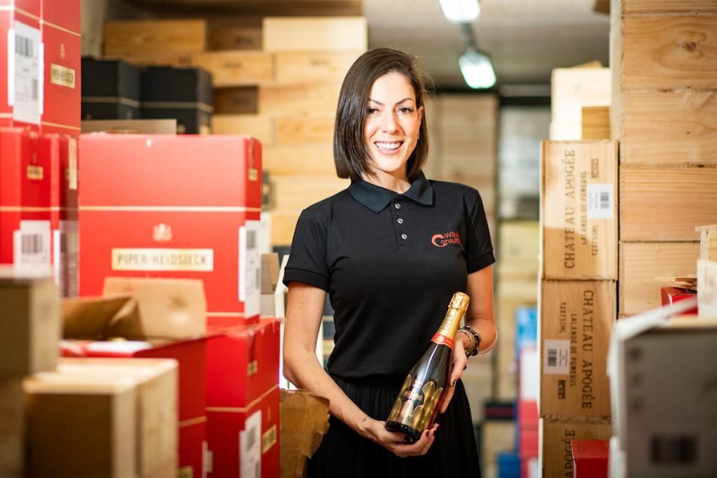 mulher segurando garrafa de champagne