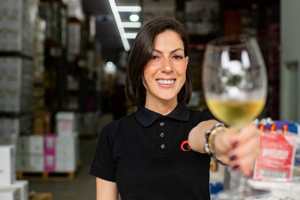 lara torres com taça de vinho