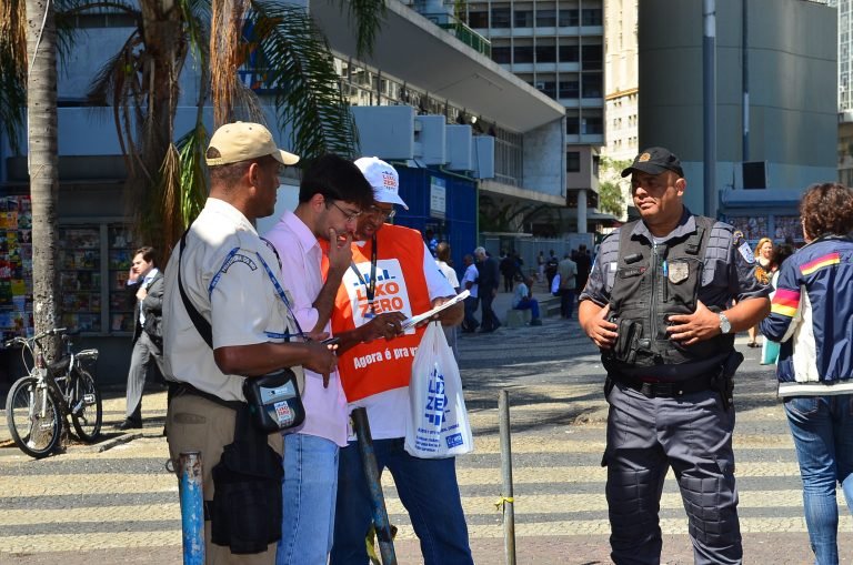 Agente do Programa Lixo Zero em ação de fiscalização