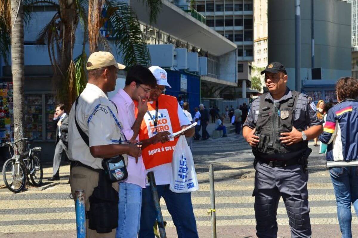 Rio 130 Mil Multados Por Jogar Lixo E Fazer Xixi Na Rua Vão Pro Scpc Metrópoles 8973