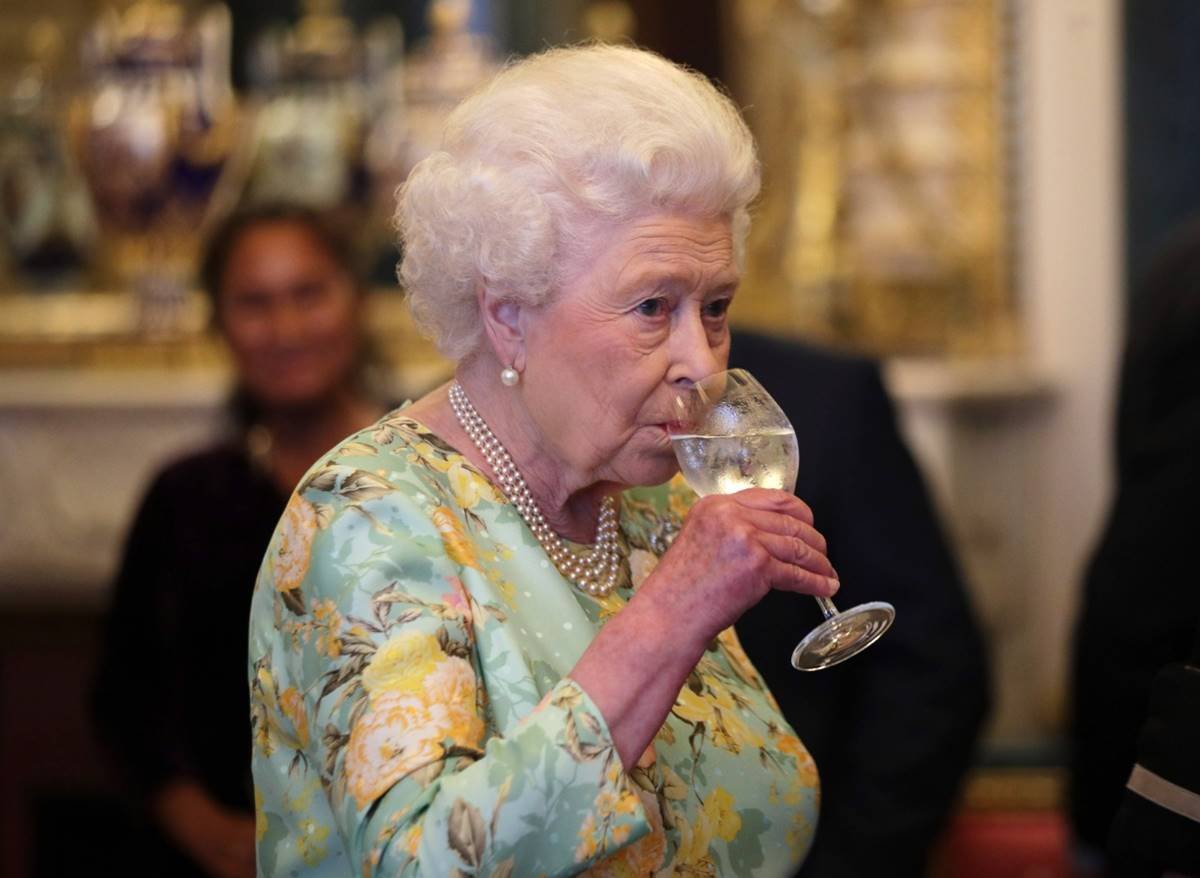 Rainha Elizabeth II bebendo drinques
