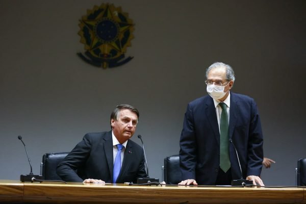 Presidente Jair bolsonaro e o ministro da economia Paulo Guedes durante coletiva teto de gastos