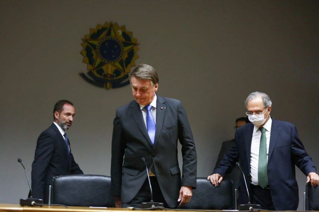 Presidente Jair bolsonaro e o ministro da economia Paulo Guedes durante coletiva teto de gastos