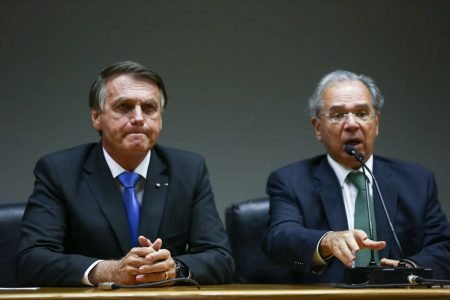 Presidente Jair bolsonaro e o ministro da economia Paulo Guedes durante coletiva teto de gastos