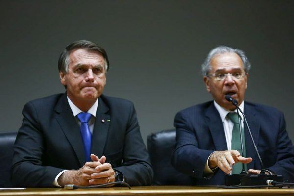 Bolsonaro faz pronunciamento para dizer que Guedes não sairá do cargo