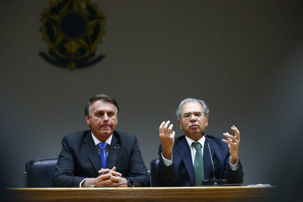 Presidente Jair bolsonaro e o ministro da economia Paulo Guedes durante coletiva teto de gastos
