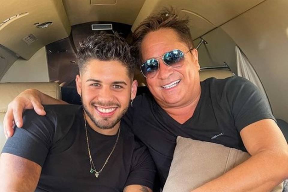 Foto colorida de Zé Felipe e Leonardo em um jatinho - Metrópoles