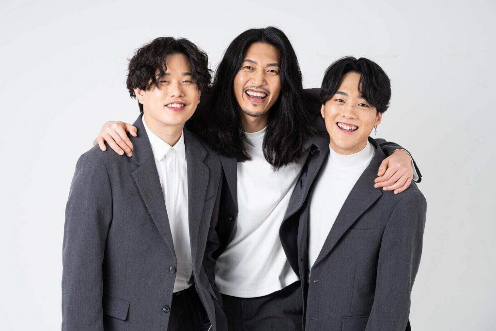 Todos os integrantes da banda tell a tale nasceram na Coreia do Sul: Wontae, em Chungju; Jundo, em Daegu; e Sebeen, em Seul