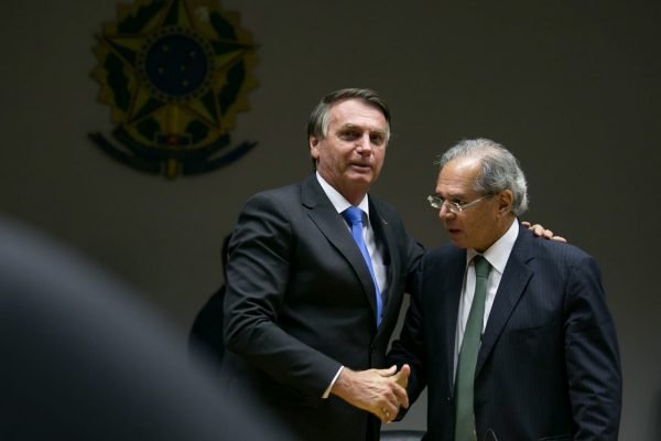 Presidente Jair bolsonaro e o ministro da economia Paulo Guedes durante coletiva teto de gastos crise economia