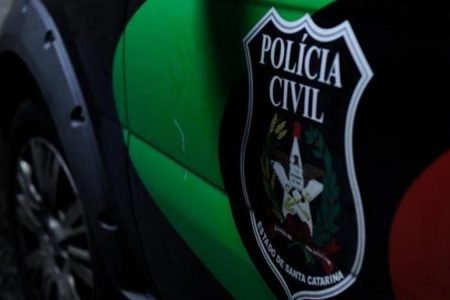 Motorista é preso após oferecer bala a crianças e forçar beijo no Alto Vale