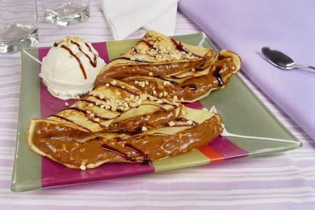 Crepes de chocolate com castanhas e sorvete