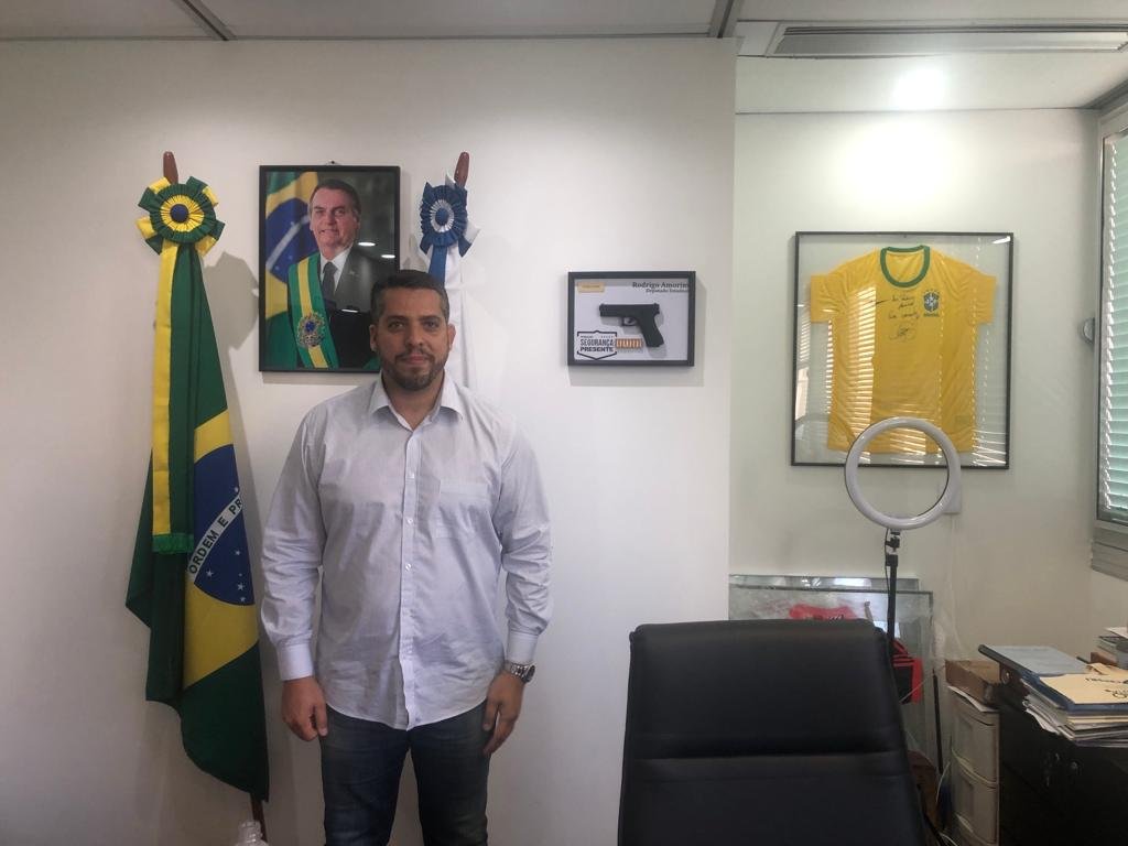 Justiça proíbe Rodrigo Amorim e outros dois deputados de entrar na