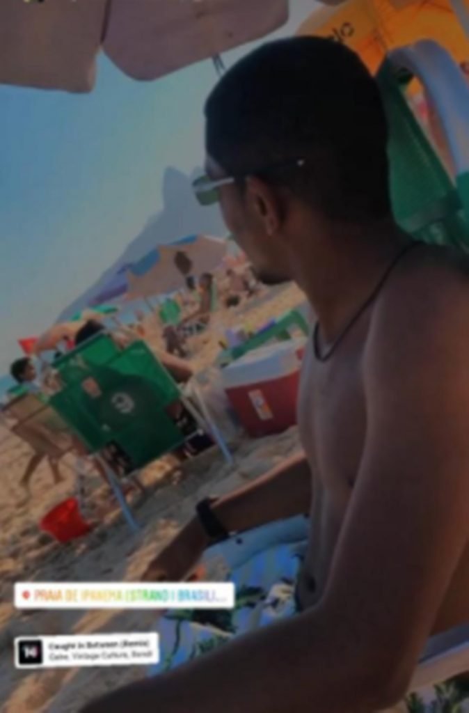 homem na praia