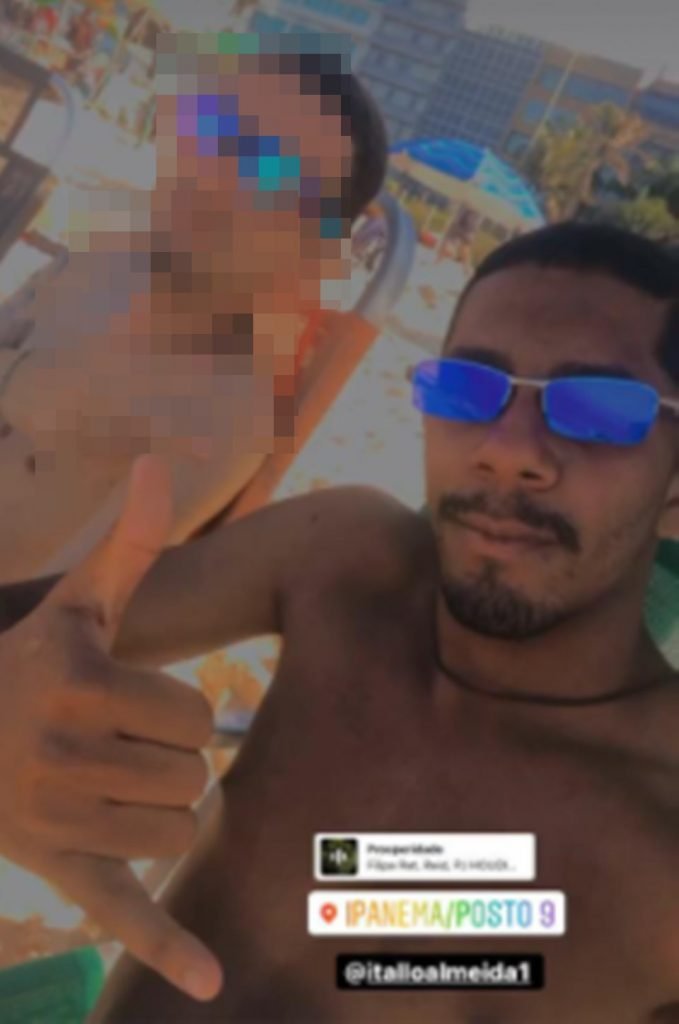 homem na praia