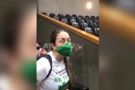 Vereadora chamada de ’empregada’ denuncia manifestante antivacina por racismo