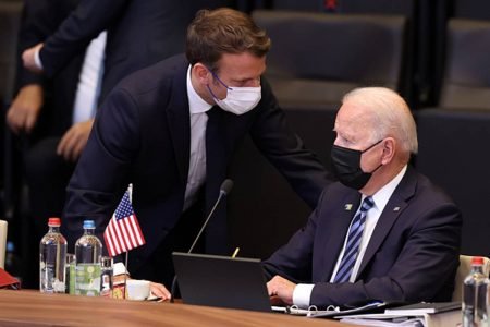 Emmanuel Macron e Joe Biden conversam de máscara