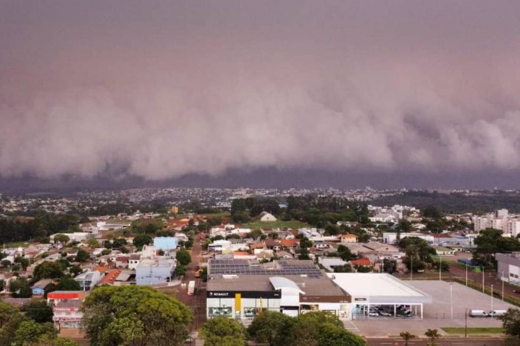 Após tempestades, Cascavel é tomada pela neblina durante madrugada