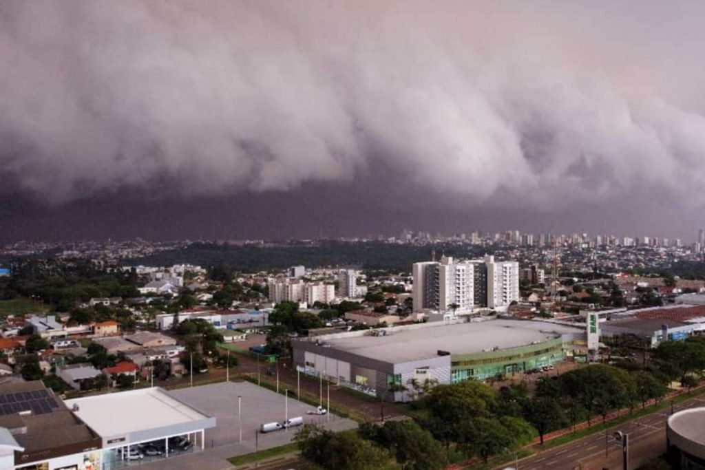 Após tempestades, Cascavel é tomada pela neblina durante madrugada