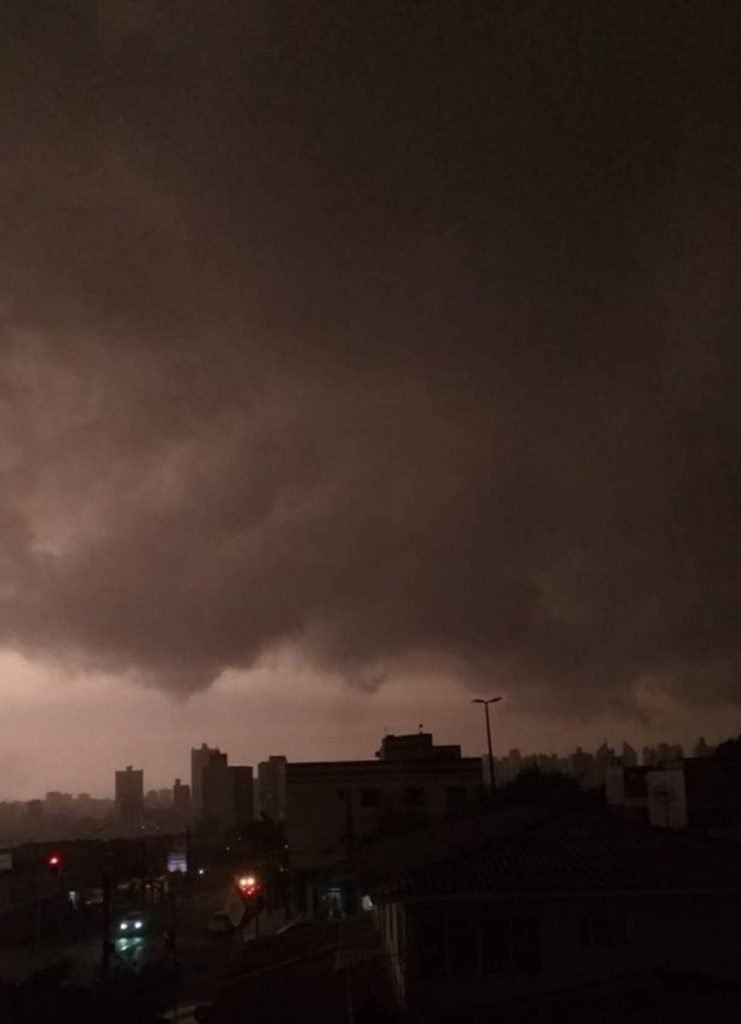 Tempestade sobre cidade