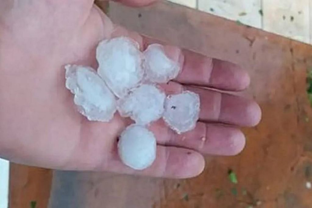 mão segurando granizo