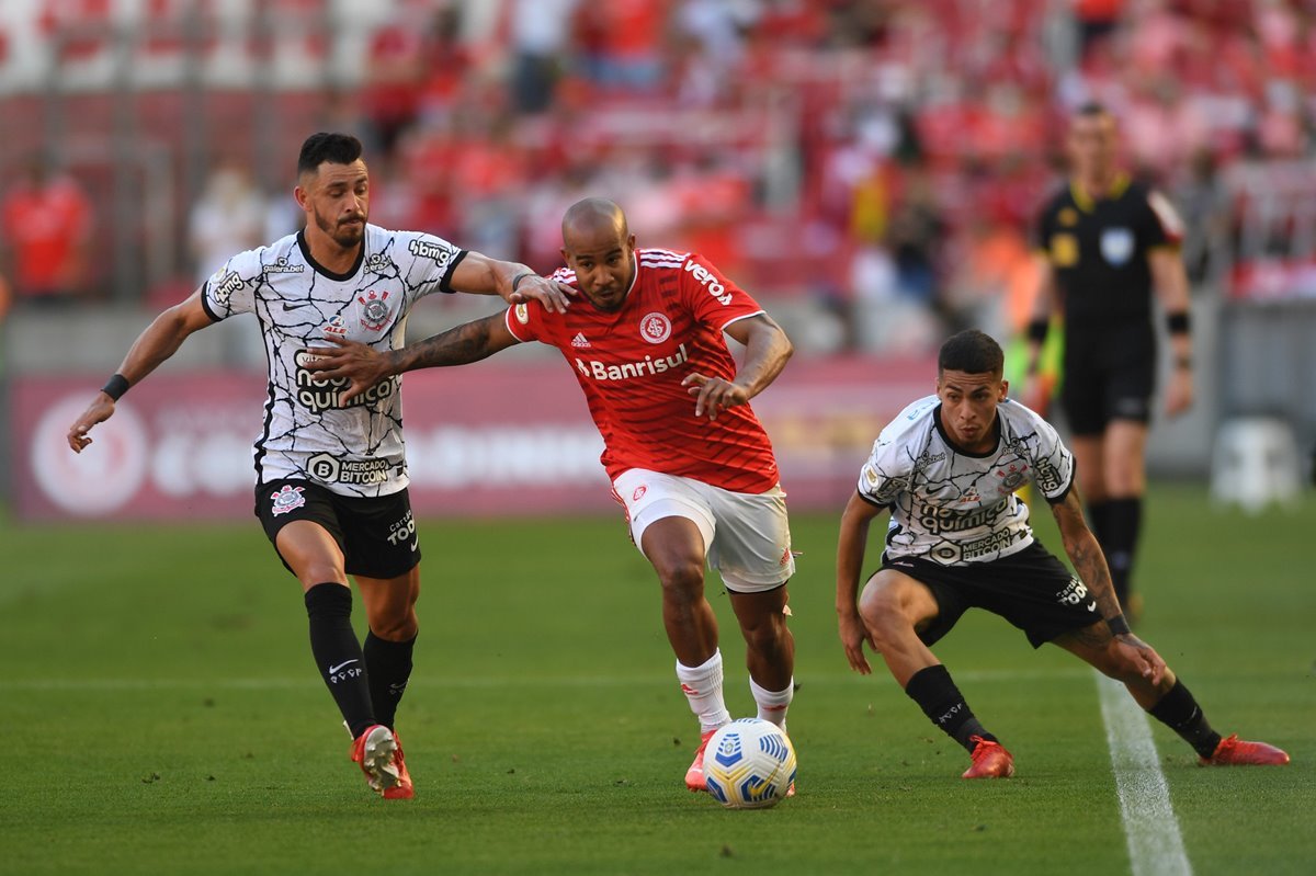 Internacional e Corinthians ficam no empate em jogo cheio de gols