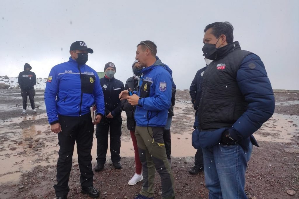 Buscas no vulcão nevado Chimborazo no Equador