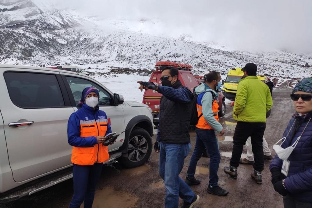 Buscas no vulcão nevado Chimborazo no Equador