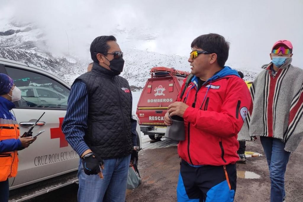 Buscas no vulcão nevado Chimborazo no Equador