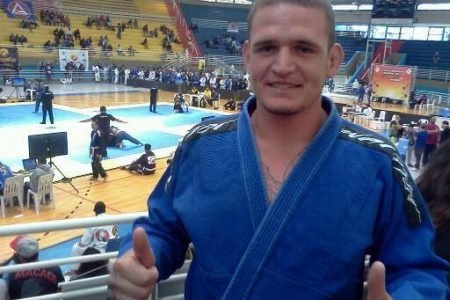 Dener Zulato, 28 anos, é suspeito de matar Valdecir da Silva, de 43 anos, com o golpe "mata-leão"