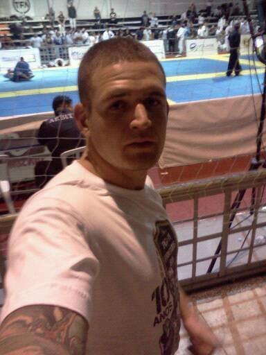 O lutador de jiu-jitsu Dener Zulato, 28 anos, foi preso em flagrante em 18/10 por ser suspeito de assassinar Valdecir da Silva, de 43 anos, com o golpe conhecido como “mata-leão”