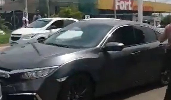 EMPRESÁRIO se revolta e ataca mulher durante briga de trânsito