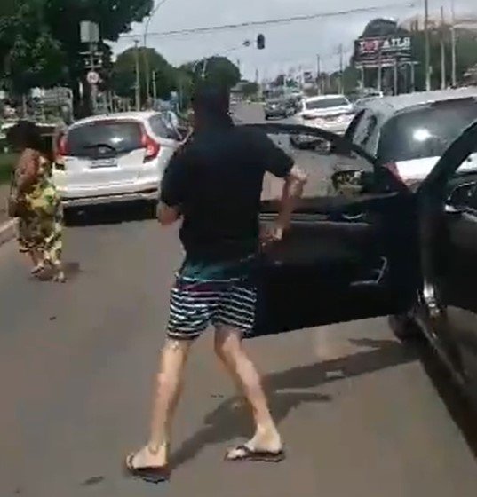 EMPRESÁRIO se revolta e ataca mulher durante briga de trânsito