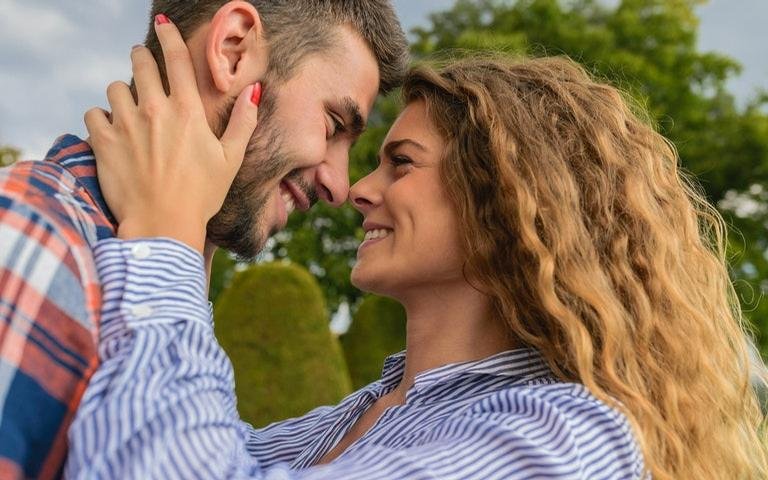 Homem e mulher se olhando, casal