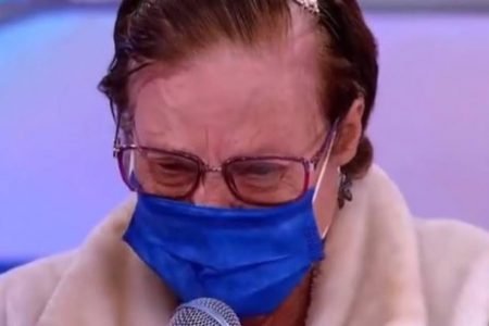 Idosa chora e pede retorno de Silvio Santos ao SBT