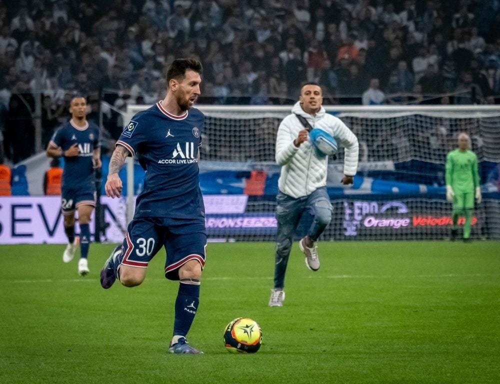 VM-PROG] Torcedor invade gramado após gol de Messi no jogo entre Argentina  e Holanda, pelas quartas; vídeo