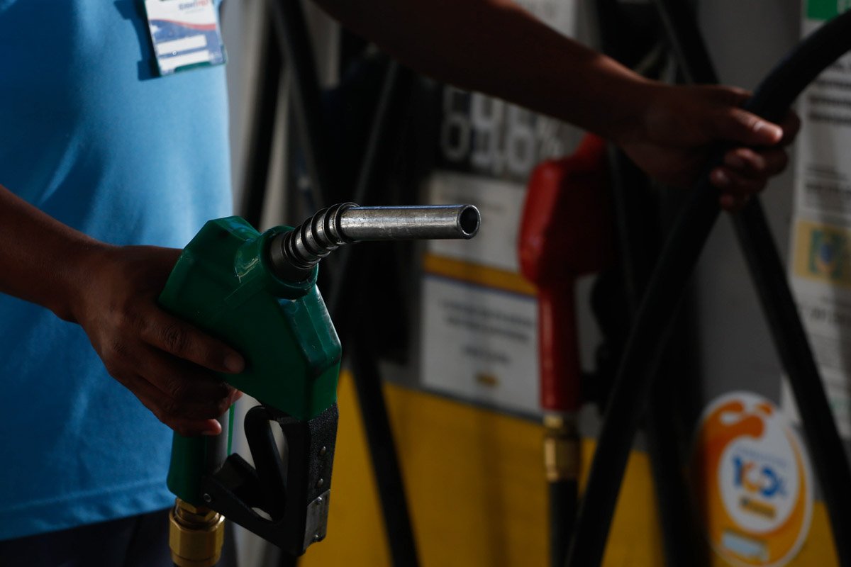 Preço da gasolina baixa e cai a R$ 6,47 no DF. Saiba onde abastecer