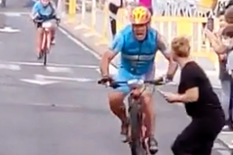 Mulher invade pista, é atropelada por ciclista e fica em estado grave