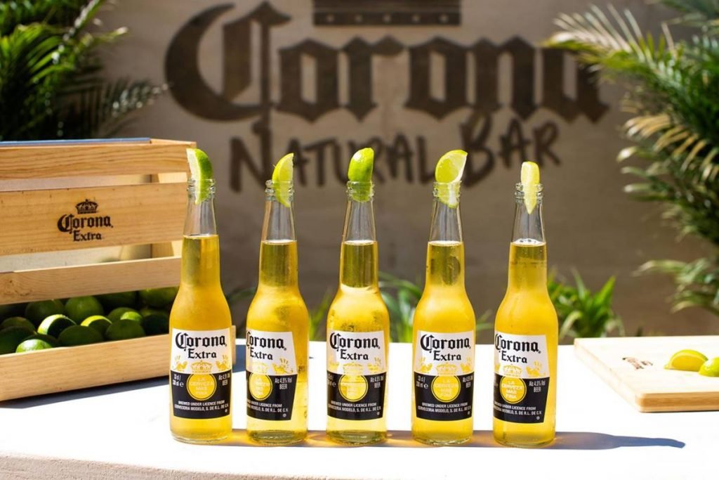 garrafas de corona com limao na boca