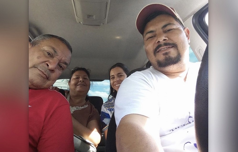 O líder religioso com o pai (E), a mulher (no fundo, à direita) e a mãe