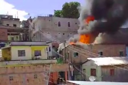Incêndio destroi casa em Manaus